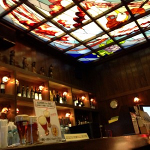 カフェバー七番倉のステンドグラスの天井