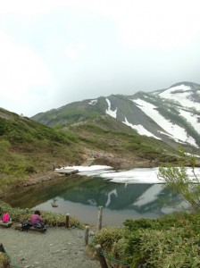 白馬八方の八方池に写る雪山