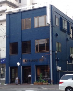 五号線沿いの青い建物