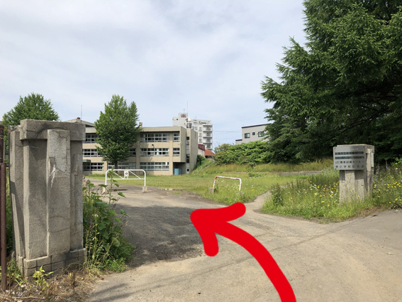 左側に旧堺町小学校のグラウンドの入り口があります